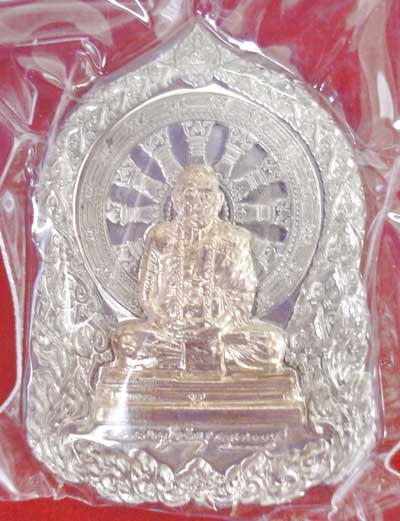 เหรียญหลวงปู่คำบุ รุ่นบารมีธรรม เนื้ออัลปาก้าหน้าทองทิพย์ หมายเลข 281 สวยเดิมๆ