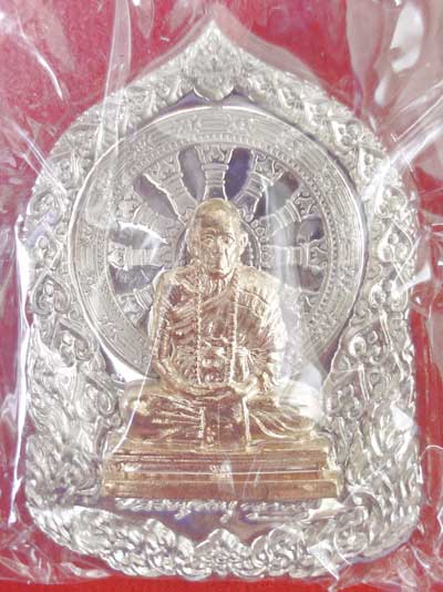 เหรียญหลวงปู่คำบุ  รุ่นบารมีธรรม   เนื้ออัลปาก้าหน้าทองทิพย์   หมายเลข 230  สวยเดิมๆ