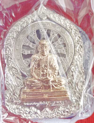เหรียญหลวงปู่คำบุ รุ่นบารมีธรรม เนื้ออัลปาก้าหน้าทองทิพย์ หมายเลข 868 สวยเดิมๆ