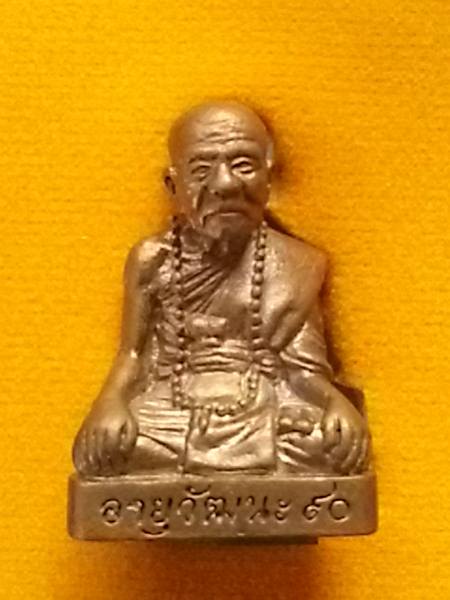 รูปเหมือน หลวงปู่คำบุ วัดกุดชมภู รุ่นอายุวัฒนะ90 เนื้อสัมฤทธิ์...กล่องเดิม....W2