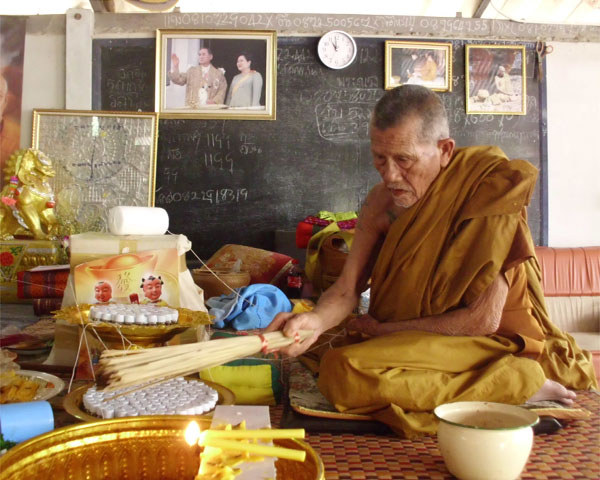 น้ำมันเมตตา"เสือกินนมวัว" ญาท่านเขียน ปุญฺญกาโม ป่าช้าบ้านโพนสิม จ.อุบลฯ 1ขวด**เคาะเดียว**A9**