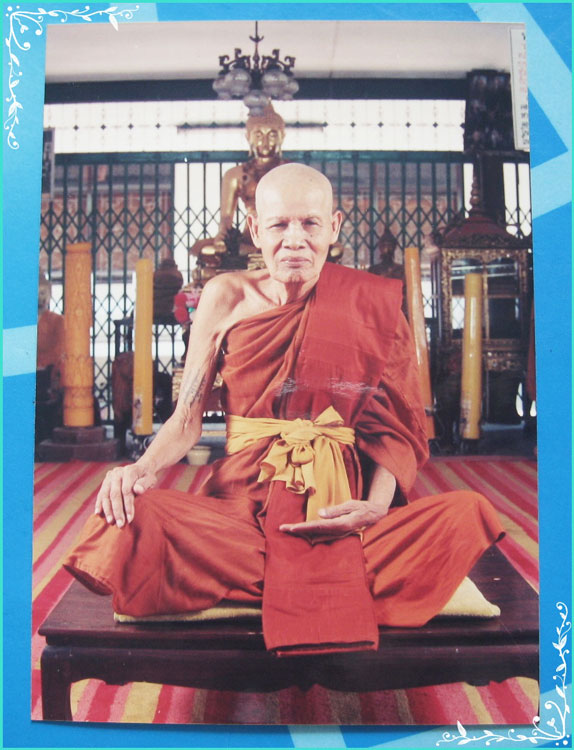 ...ลป.ชื้น วัดญาณเสน รูปถ่ายสี ขนาดโปสการ์ด พิมพ์นั่งมารวิชัย หลังพระรัตนจักร มีรอยจาร สวยๆ ...
