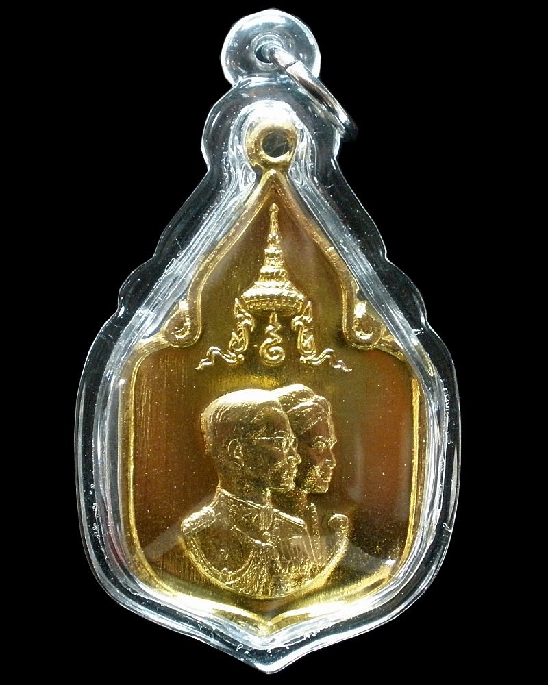 เหรียญในหลวง พระราชินี สมโภชช้างเผือก 3 เชือก เพชรบุรี ปี 2521 กะไหล่ทอง