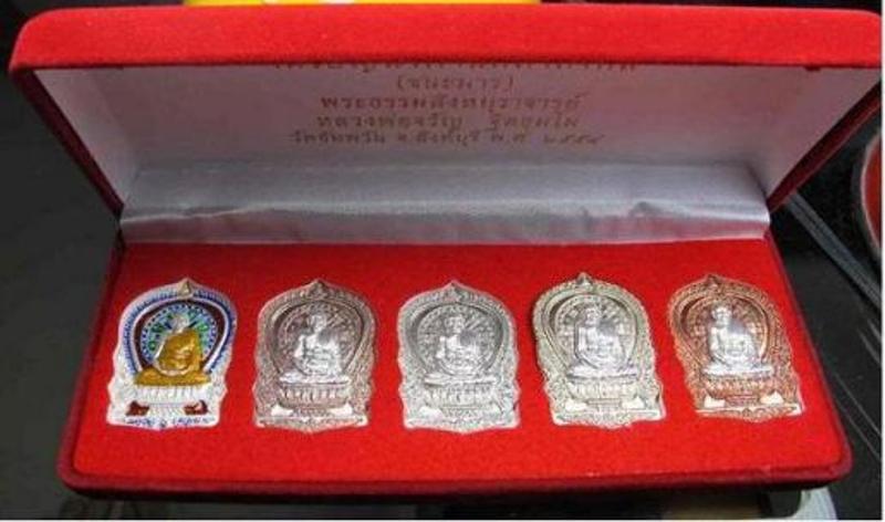 เหรียญนั่งพานชนะมาร ( เนื้อเงินลงยา ) กรรมการ หลวงพ่อจรัญ วัดอัมพวัน 1 ในจำนวน 259 องค์ สวยๆครับ