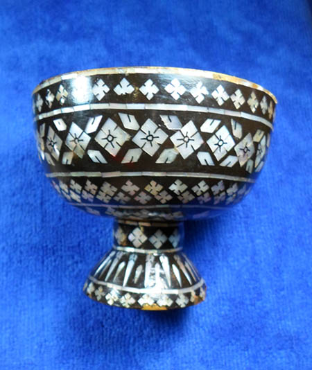 ถ้วยทองเหลือง ลงรักฝังมุก  (( งานเก่า ))