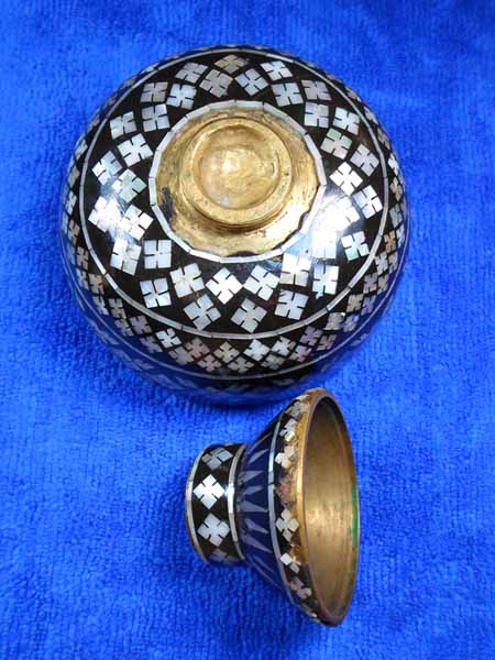 ถ้วยทองเหลือง ลงรักฝังมุก  (( งานเก่า ))