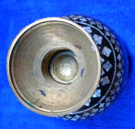 ถ้วยทองเหลือง ลงรักฝังมุก  (( งานเก่า ))