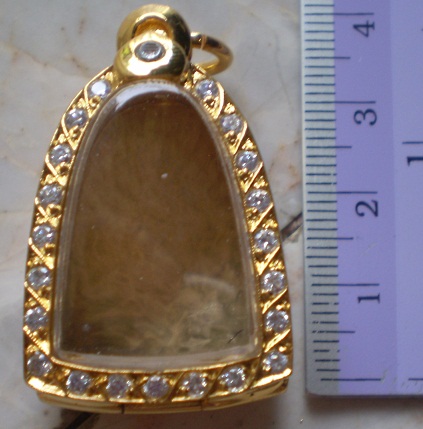 ตลับเงินขัดเงา  ปิดหลัง  ล้อมเพชร  ชุบทองแท้  ใส่พระรูปหล่อลอยองค์เล็ก  เคาะเดียว