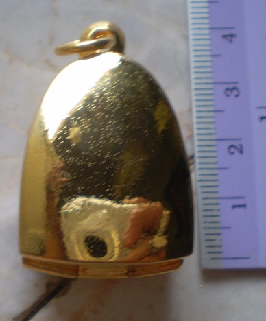 ตลับเงินขัดเงา  ปิดหลัง  ล้อมเพชร  ชุบทองแท้  ใส่พระรูปหล่อลอยองค์เล็ก  เคาะเดียว