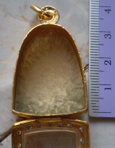 ตลับเงินขัดเงา  ปิดหลัง  ล้อมเพชร  ชุบทองแท้  ใส่พระรูปหล่อลอยองค์เล็ก  เคาะเดียว