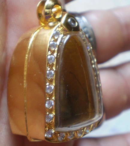 ตลับเงินขัดเงา  ปิดหลัง  ล้อมเพชร  ชุบทองแท้  ใส่พระรูปหล่อลอยองค์เล็ก  เคาะเดียว