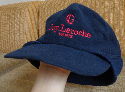 หมวก Guy Laroche PARIS ,สามารถปิดด้านหลังและด้านข้างเวลาใส่ได้ครับ ,หรือจะใส่เปิดหลังแบบหมวกแก็ปธรรม