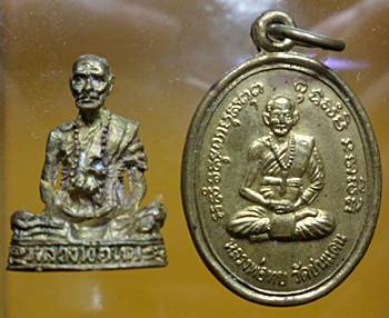 เหรียญ+รูปหล่อหลวงพ่อทบวัดชนแดนไม่ทราบปีที่สร้างครับ