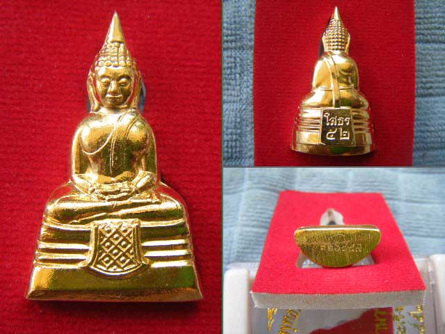 รูปเหมือนปั๊มกริ่งหลวงพ่อโสธร เนื้อทองทิพย์ ปี 52 โค๊ด+หมายเลข สภาพสวยมากพร้อมกล่องเดิม