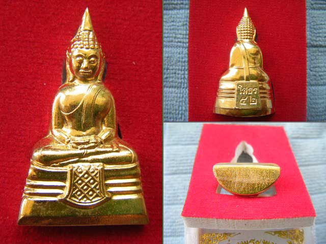 รูปเหมือนปั๊มกริ่งหลวงพ่อโสธร เนื้อทองทิพย์ ปี 52 โค๊ด+หมายเลข สภาพสวยมากพร้อมกล่องเดิม