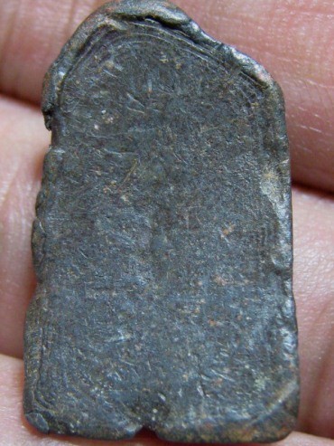 พระพิมพ์เล็บมือ เนื้อตะกั่วสนิมแดง กรุวัดสุวรรณ จ.อ่างทอง แดงกำลังดี