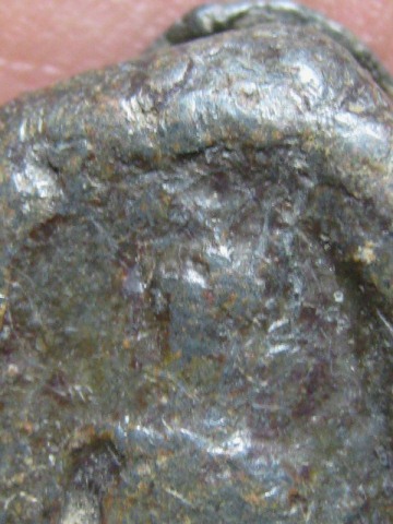 พระพิมพ์เล็บมือ เนื้อตะกั่วสนิมแดง กรุวัดสุวรรณ จ.อ่างทอง แดงกำลังดี