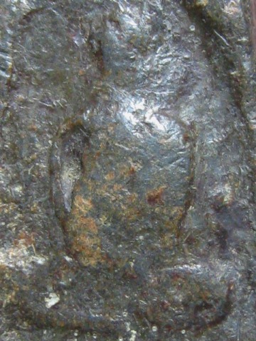 พระพิมพ์เล็บมือ เนื้อตะกั่วสนิมแดง กรุวัดสุวรรณ จ.อ่างทอง แดงกำลังดี