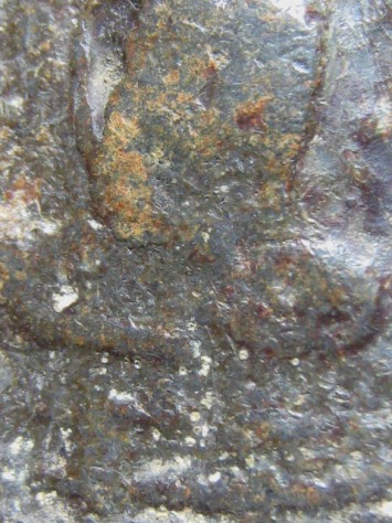 พระพิมพ์เล็บมือ เนื้อตะกั่วสนิมแดง กรุวัดสุวรรณ จ.อ่างทอง แดงกำลังดี