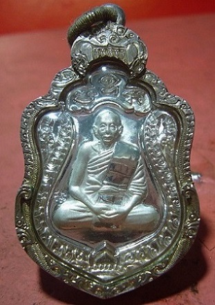 เหรียญฉลองอายุครบ 82 ปี (เนื้อไมครอนเงิน+กรอบเงิน) ปี 2552 หลวงพ่อเพี้ยน วัดเกริ่นกฐิน จ.ลพบุรี