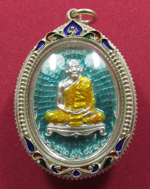 เหรียญมหาโภคทรัพย์เนื้อเงินลงยาฟ้า หมายเลข 102 ลพ.สาคร วัดหนองกรับ เลี่ยมเงินลงยา