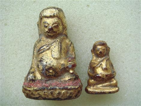 พระวัดเชิงท่า (พิมพ์ใหญ่+เล็ก) ทาชาดแดง ปิดทอง พิมพ์พระสังกัจจายน์ สวยๆ (2 องค์)(เคาะเดียว) 850 บาท