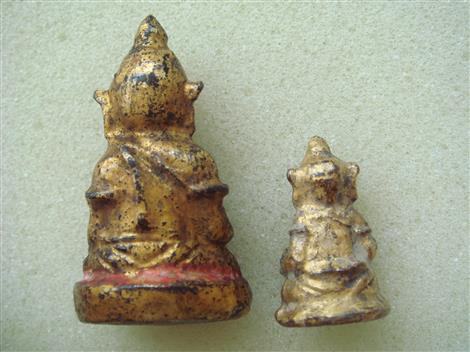 พระวัดเชิงท่า (พิมพ์ใหญ่+เล็ก) ทาชาดแดง ปิดทอง พิมพ์พระพิฆเนศวร์ สวยๆ (2 องค์)(เคาะเดียว) 850 บาท