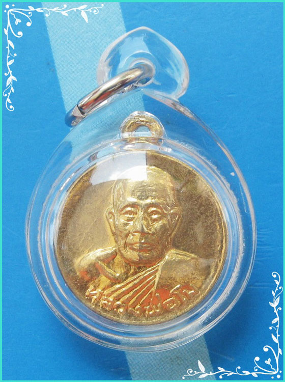 ...ลพ.โม วัดจันทนาราม เหรียญครึ่งองค์ กะไหล่ทอง หลังยันต์ รุ่นตาเกี้ย ปี 20 เลี่ยมสวยๆ นิยม...