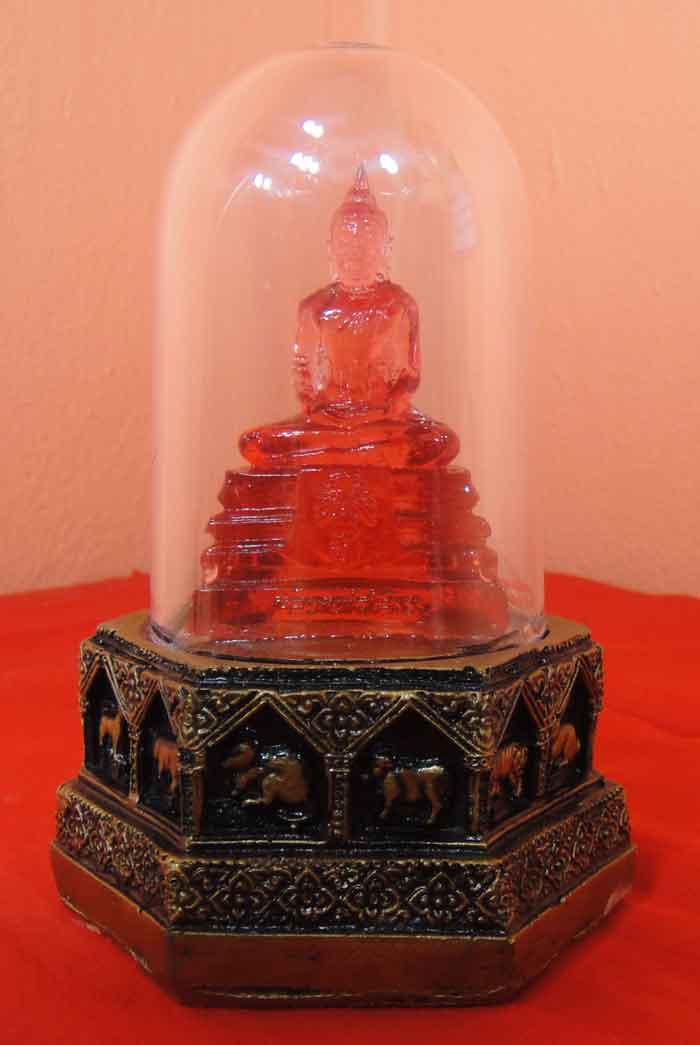  (((วัดใจเคาะเดียว ๑๐ บาทแดง))) พระพุทธโสธร ขนาดหน้าตัก ๑.๕ นิ้ว ฐาน ๓ นิ้ว สูง ๕ นิ้ว...สีแดง วันอา