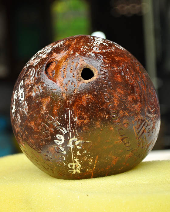 กะลาตาเดียวแกะยันต์ อธิฐานจิตโดยหลวงปู่คำบุ วัดกุดชมภู