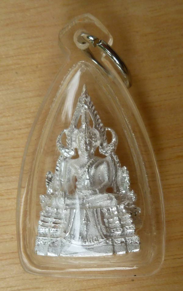 พระพุทธชินราช รุ่นปิดทอง เนื้อเงิน ลอยองค์ พิมพ์ใหญ่ สูง 3.0 ซม. ปี 2547 เลข 271......M