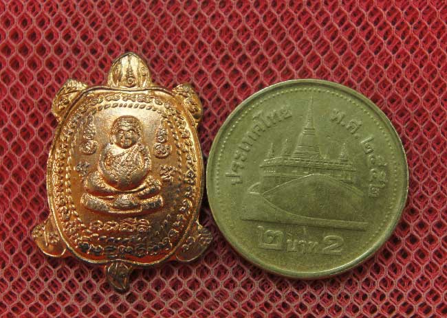 เต่าหลวงพ่อหลิว วัดไทรทองพัฒนา รุ่น เฮงกับเฮง ปี 38 งานปิดทองลูกนิมิต เนื้อทองเเดง พร้อมกล่อง ประกัน