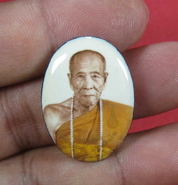 ล๊อกเก็ตรุ่นฉากขาวทอง รุ่นสุดท้าย หลวงปู่คำบุ คุตฺตจิตฺโต วัดกุดชมภู จ.อุบลราชธานี รุ่นอุดมทรัพย์