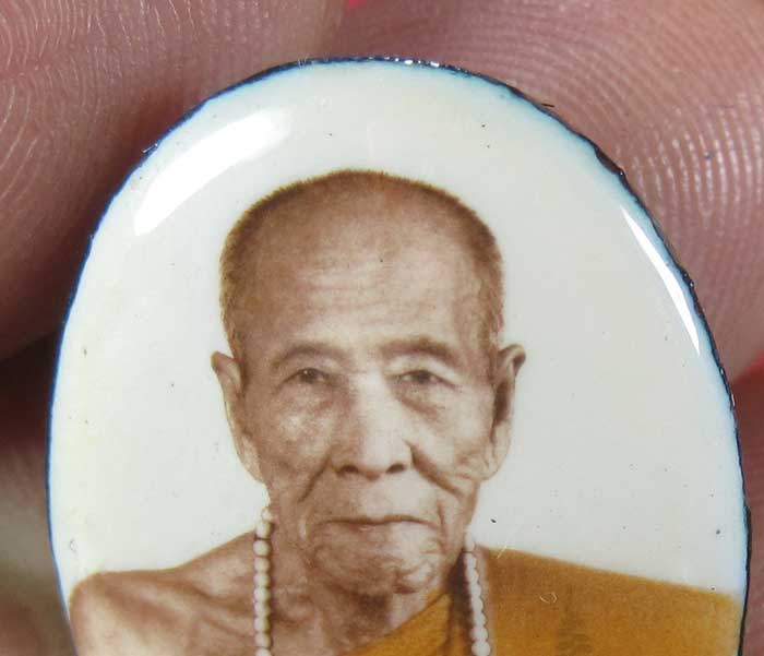 ล๊อกเก็ตรุ่นฉากขาวทอง รุ่นสุดท้าย หลวงปู่คำบุ คุตฺตจิตฺโต วัดกุดชมภู จ.อุบลราชธานี รุ่นอุดมทรัพย์