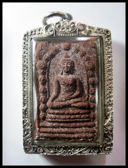 พระพุทธสิหิงค์ พิธีศาลหลักเมือง รุ่นแรก ปี 2530 เนื้อผงแดง เลี่ยมเงินสวยๆ พร้อมบัตรรับรอง ...