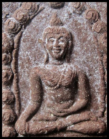 พระพุทธสิหิงค์ พิธีศาลหลักเมือง รุ่นแรก ปี 2530 เนื้อผงแดง เลี่ยมเงินสวยๆ พร้อมบัตรรับรอง ...