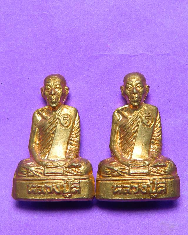 รูปเหมือนปั้ม หลวงปู่ลี วัดป่าหัวตลุก รุ่นโชคดี มาเป็นคู่ สวยๆ ราคาเบาๆ