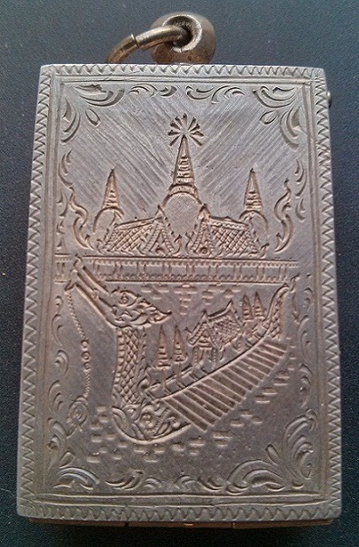 ตลับเงินเก่าปิดหลังแกะลายยกซุ้ม..สวยงาม..หายาก..ใส่สมเด็จพิมพ์ใหญ่..(หลังแกะลายสุพรรณหงส์)