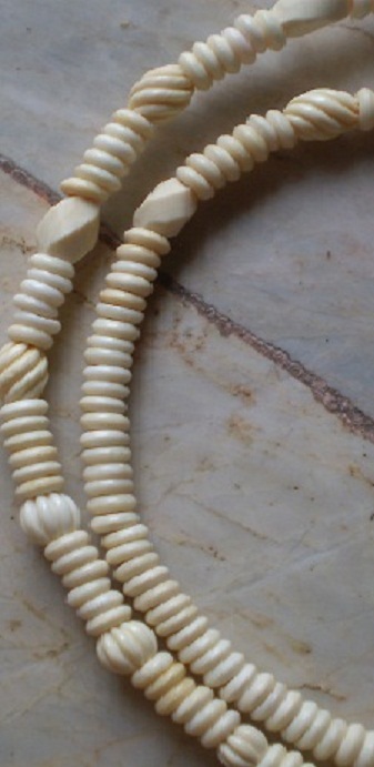 สร้อยงาช้างล้วน   ห่วงกลางหัวขุนแกะลายดอกบัว   เคาะเดียว 