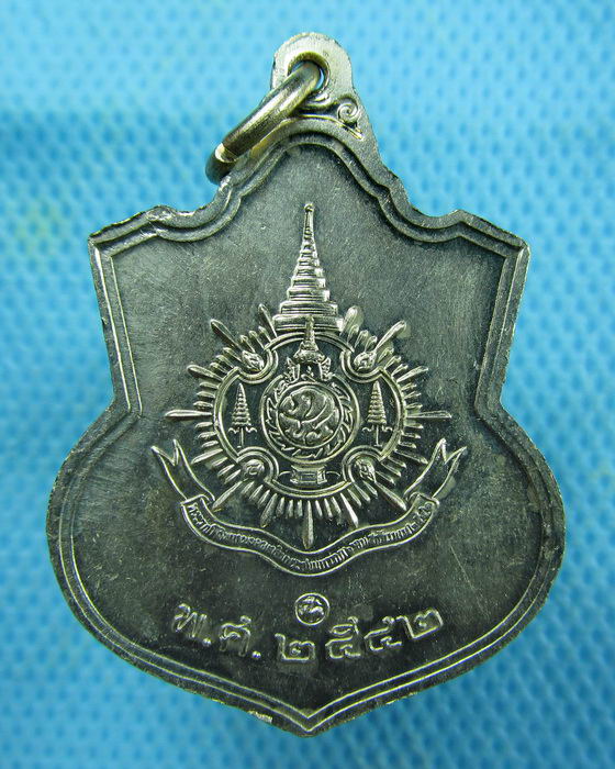 เหรียญที่ระลึกเฉลิมพระชนมพรรษา ในหลวง 6 รอบ 5 ธันวาคม ปี 2542 ..เริ่ม20บาท.(26/02/57-20)