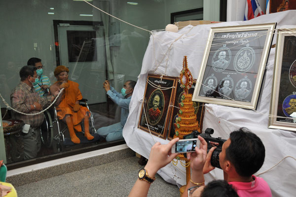 เหรียญไพรีพินาศ หลวงพ่อคูณ เนื้อทองแดงรมดำหลังแบบ หมายเลข ๒๕๖๘ พร้อมกล่องเดิม