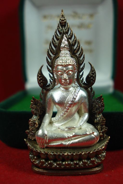 พระพุทธชินราช รุ่นจอมราชันย์ องค์พระชุบเงิน ซุ้มนวโลหะ no.1069  เคาะแรก