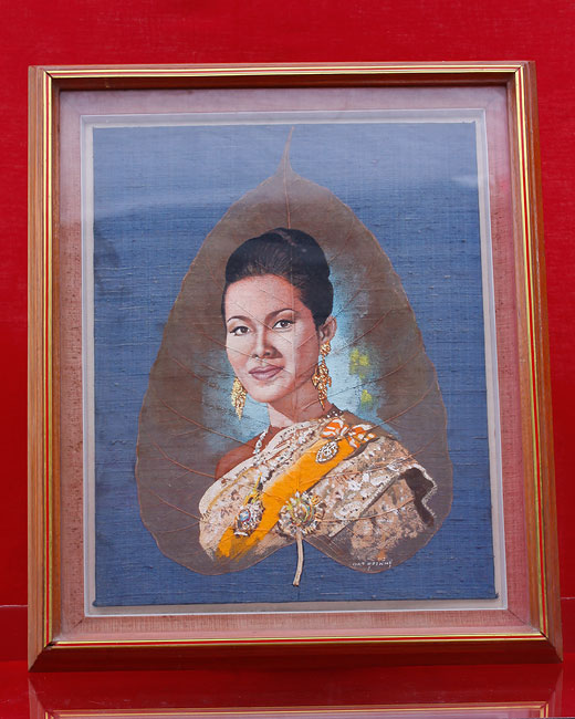 ภาพวาดสีรูปเหมือนในหลวง - พระราชินี วาดลงบนใบโพธิ์ พร้อมกรอบ
