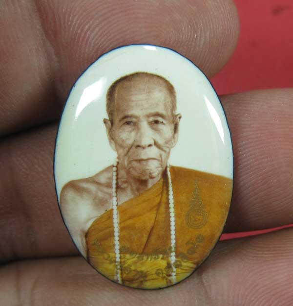 ล๊อกเก็ตรุ่นฉากขาวทอง รุ่นสุดท้าย หลวงปู่คำบุ คุตฺตจิตฺโต วัดกุดชมภู จ.อุบลราชธานี รุ่นอุดมทรัพย์