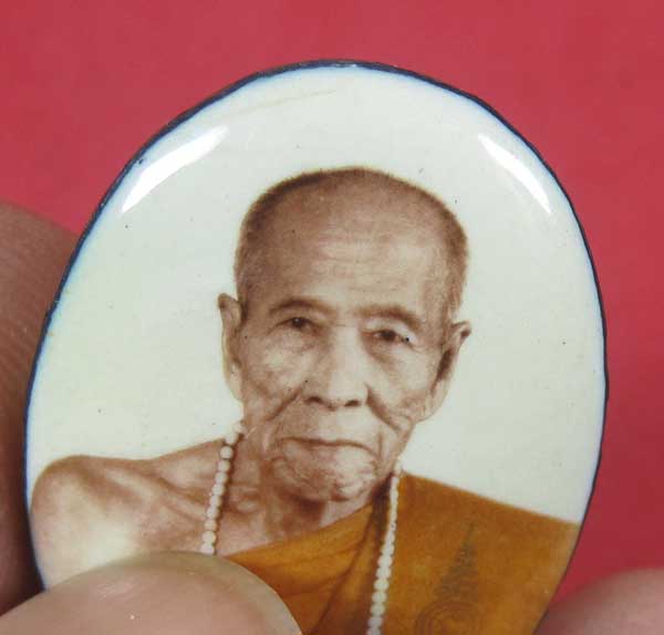 ล๊อกเก็ตรุ่นฉากขาวทอง รุ่นสุดท้าย หลวงปู่คำบุ คุตฺตจิตฺโต วัดกุดชมภู จ.อุบลราชธานี รุ่นอุดมทรัพย์