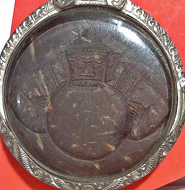 กะลาแกะราหูอมจันทร์ ทรงกลม สภาพสวย พร้อมกรอบเงิน