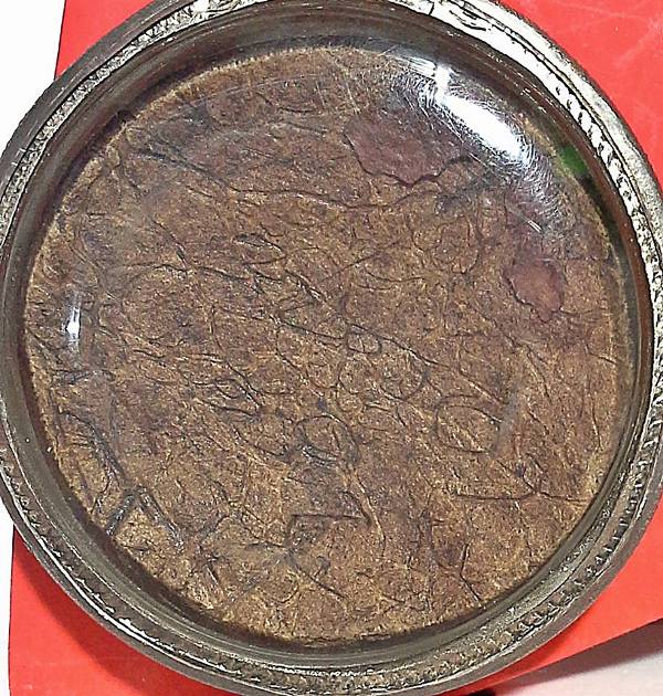 กะลาแกะราหูอมจันทร์ ทรงกลม สภาพสวย พร้อมกรอบเงิน