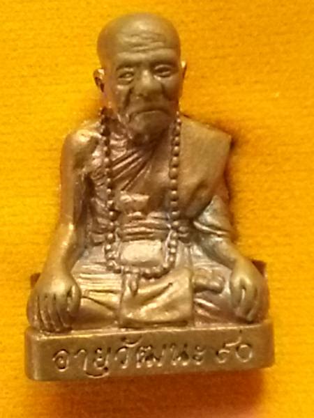 รูปเหมือน หลวงปู่คำบุ วัดกุดชมภู รุ่นอายุวัฒนะ90 เนื้อสัมฤทธิ์...กล่องเดิม....W5