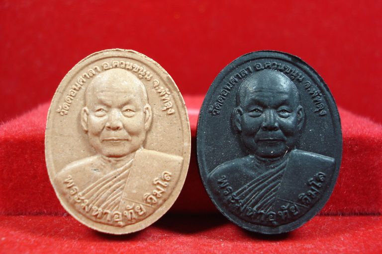 พระอาจารย์นำ-พระมหาอุทัย รุ่นเสาร์๕มหาบารมี ชุดของขวัญ 