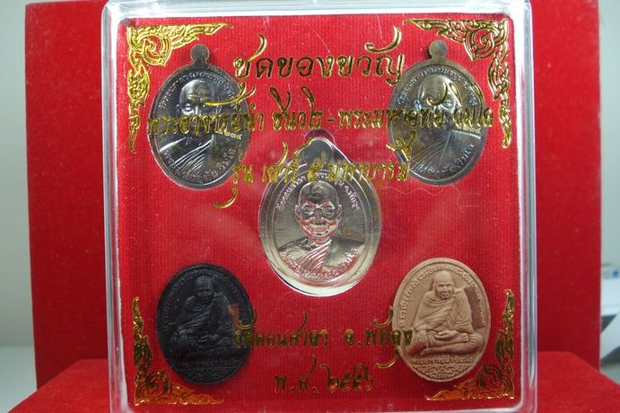 พระอาจารย์นำ-พระมหาอุทัย รุ่นเสาร์๕มหาบารมี ชุดของขวัญ 